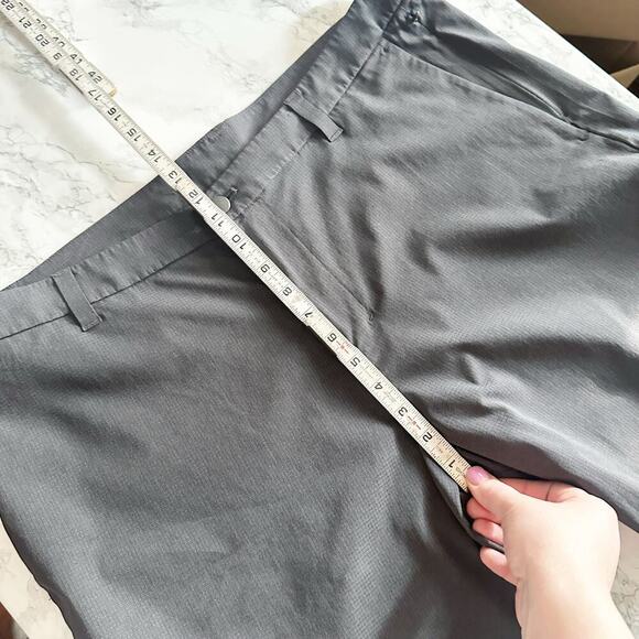 Lululemon ABC Classic-Fit Short 7"
WovenAir Men’s Size 38 Solar Gray - Picture 13 of 13